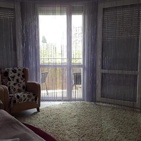 アパート Paris-lux. ハイデゥソボスロー